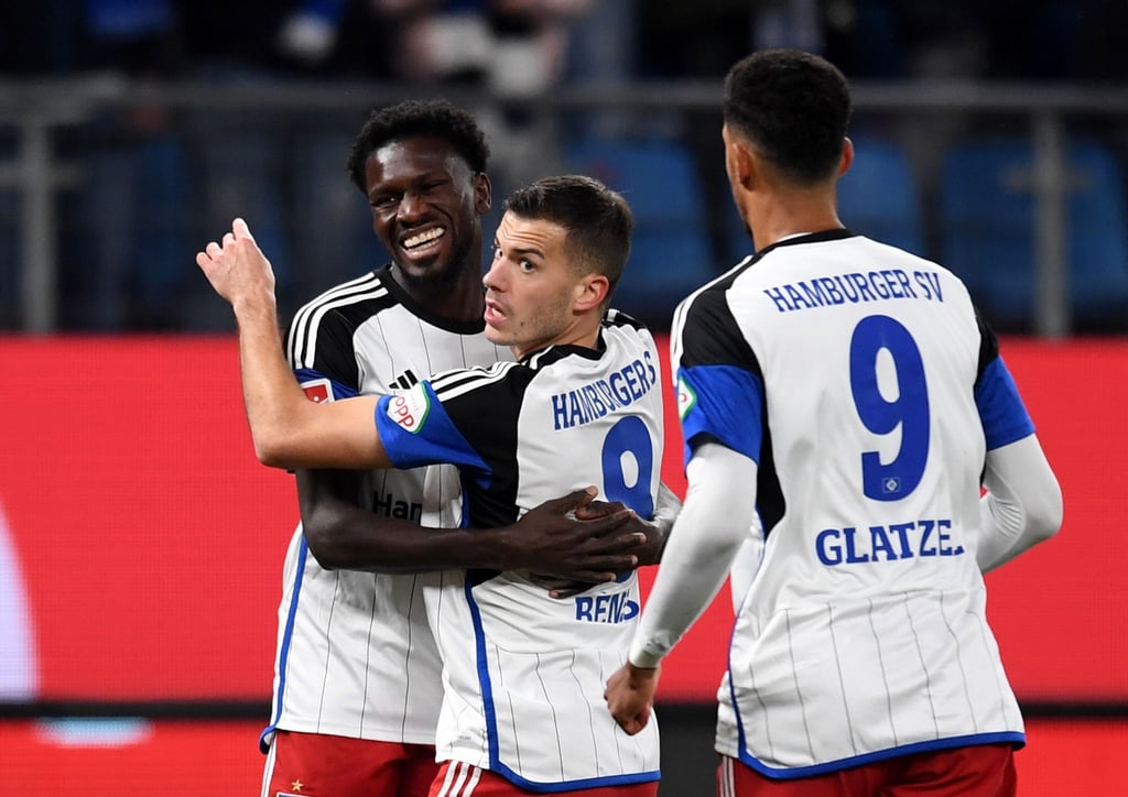 Der Hamburger SV bleibt durch den Sieg gegen Magdeburg an St. Pauli dran.