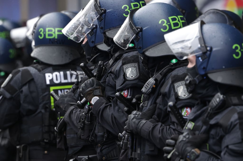 Polizeibeamte der Beweissicherungs- und Festnahmeeinheiten (BFE) besprechen sich am Rande einer Pro-Palästina-Kundgebung.