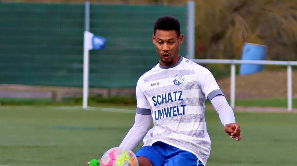 Kevin Schäffner, hier im Spiel gegen Preußen Magdeburg, brachte den VfB Sangerhausen mkit seinem Tor zum 1:0 auf die Siegerstraße.