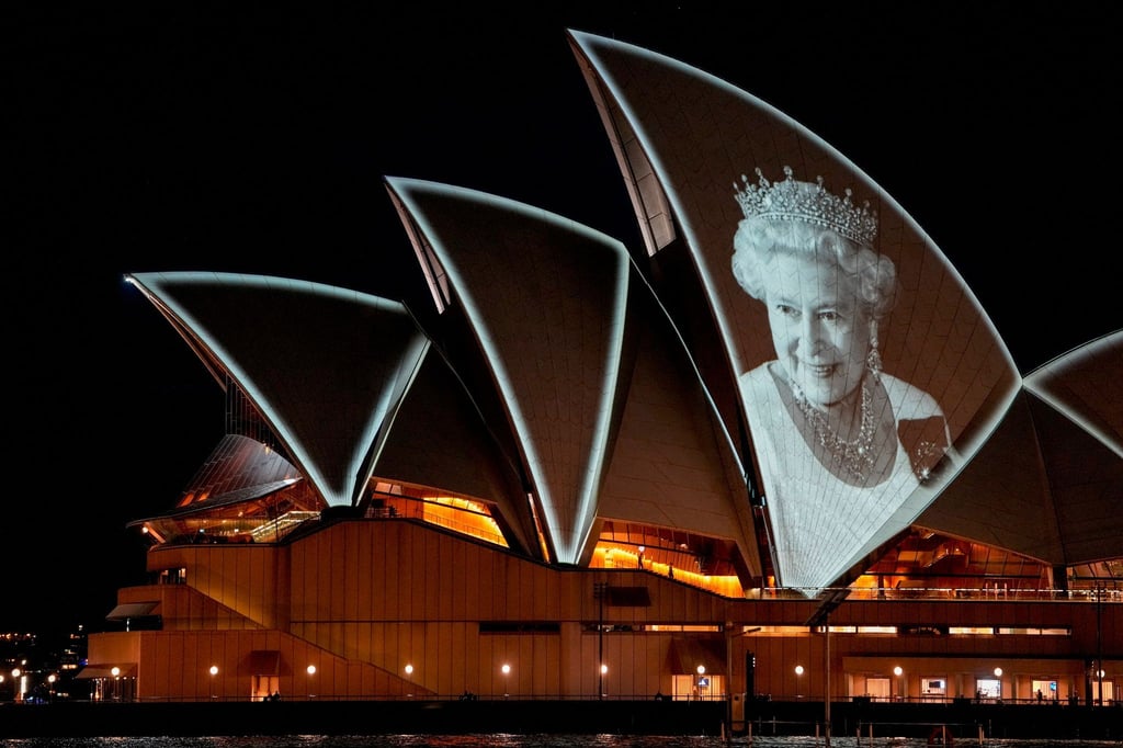 Nach dem Tod von Königin Elizabeth II. wurde ihr Porträt auf das Opernhaus projiziert.