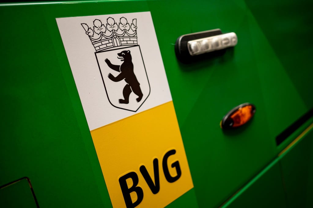 Ein Logo der BVG auf einem Bus.