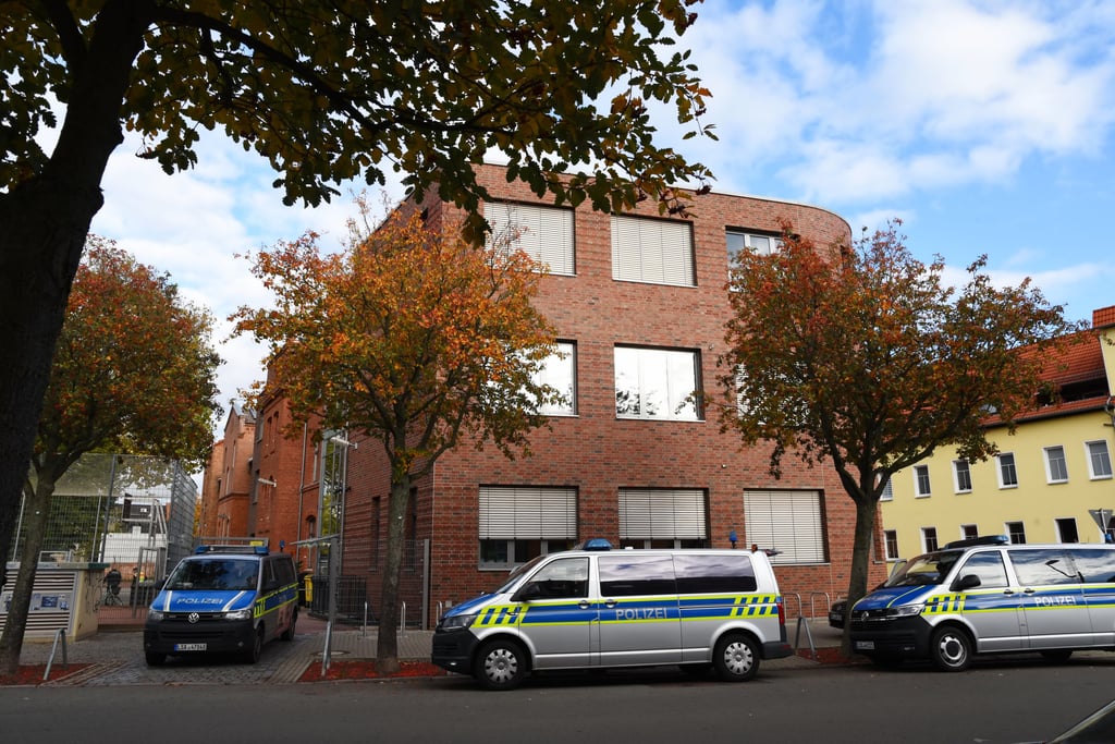 Die Polizei war mit zahlreichen Kräften an der Freien Schule in Köthen im Einsatz.