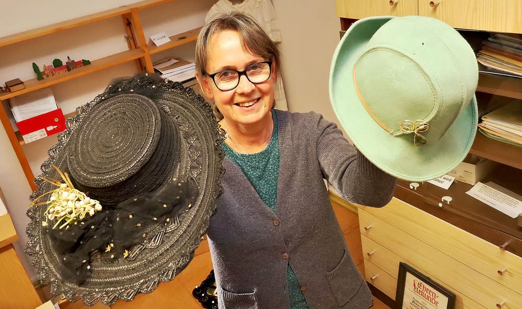 Museumsleiterin Monika Frohriep bereitet die neue Ausstellung im Spenglermuseum vor. Es geht um Anna Spengler und ihre Arbeit als Putzmacherin.
