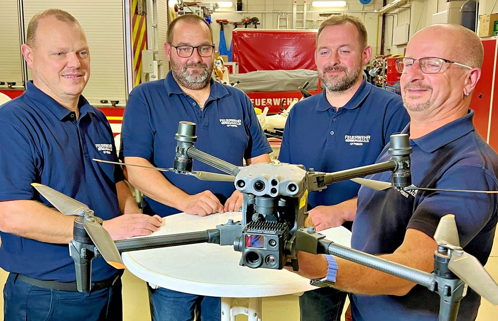 Maik Hammermann (v.l.), Volker Harder, Marco Freist und Frank Breitung von der Feuerwehr Peißen haben sich zu Drohnenpiloten ausbilden lassen. Nicht mit im Bild sind die beiden weiteren Drohnenpiloten Cortina Weber und Lucas Olschinka.
