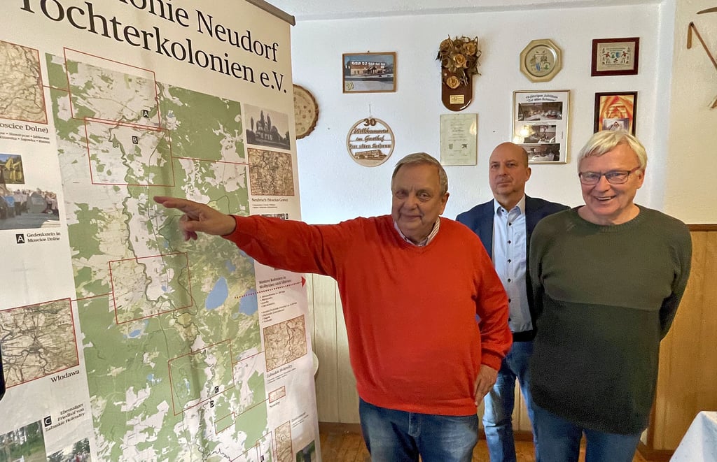 Präsentierten bei der Vereinsversammlung stolz die Roll-Up-Karten: Vereinsvorsitzender Karl-Heinz Hüneburg, Vize Torsten Kuhle und Schatzmeister Alfred Hüneburg (v. li.)