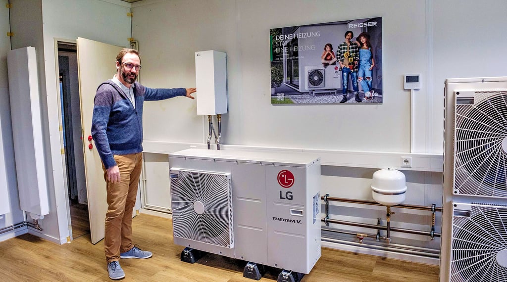 Alexander Küster, Ausbildungsleiter auf dem Energiecampus der Firma Reisser in Wittenberg erklärt die Funktion der Wärmepumpe.