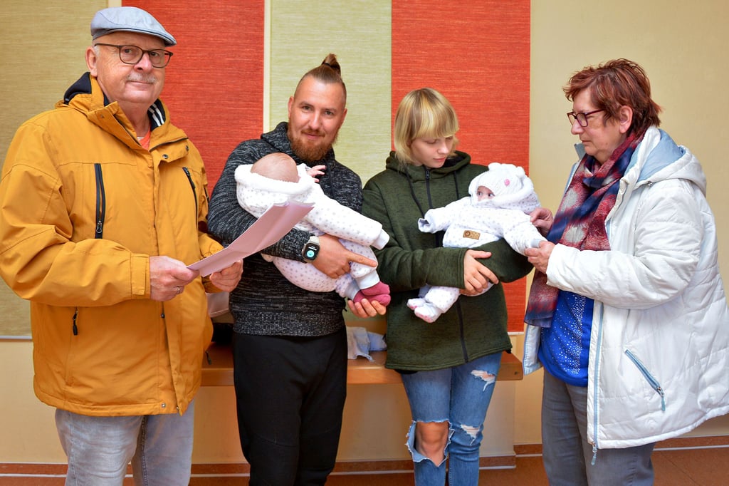 Bernd Felscher und Gabriele Pospieszny (r.) von der Burger Gruppe „Netzwerk leben“ koordieren die Hilfe für Andrè und Jasmin mit ihren Zwillingen. Das Paar benötigt eine neue Wohnungseinrichtung.