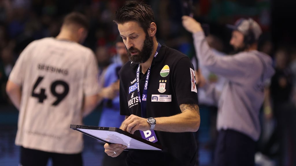 SCM-Coach Bennet Wiegert hofft, dass alle seine Spieler pünktlich in Saudi-Arabien ankommen.