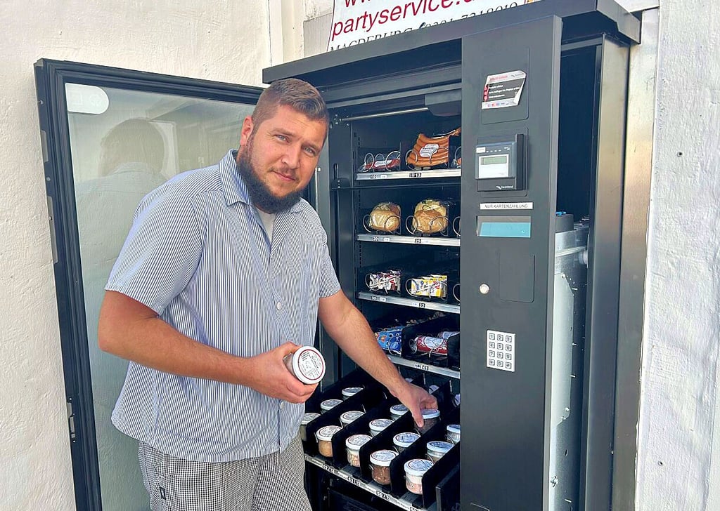 Der Magdeburger Benjamin Kroll, Neffe und Stellvertreter des Geschäftsführers der Fleischerei, kümmert sich um den Automaten in Alt-Olvenstedt in Magdeburg und füllt regelmäßig Ware nach.