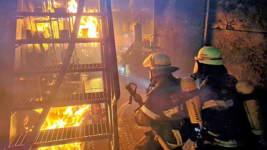 Feuerwehrleute aus der Einheitsgemeinde Osterburg beim Training im Container.