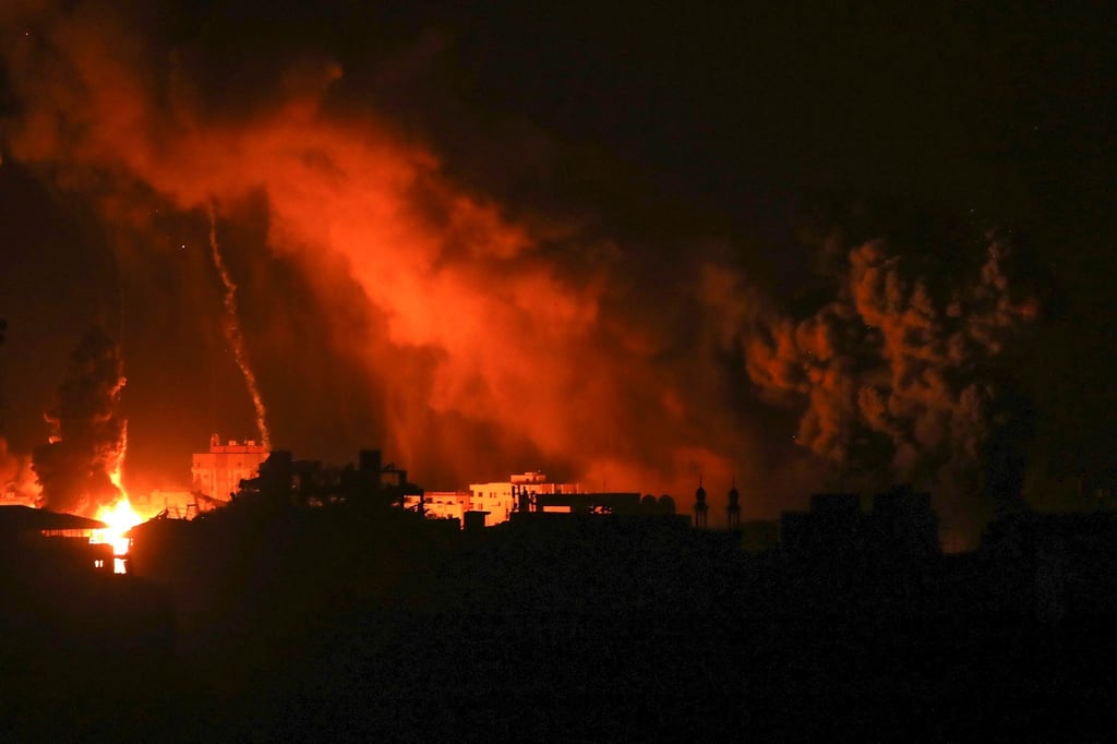 Laut einem Bericht sind medizinische Hilfsgüter und Medikamente per Fallschirm über einem jordanischen Feldlazarett in Gaza abgeworfen worden (Symbolbild).