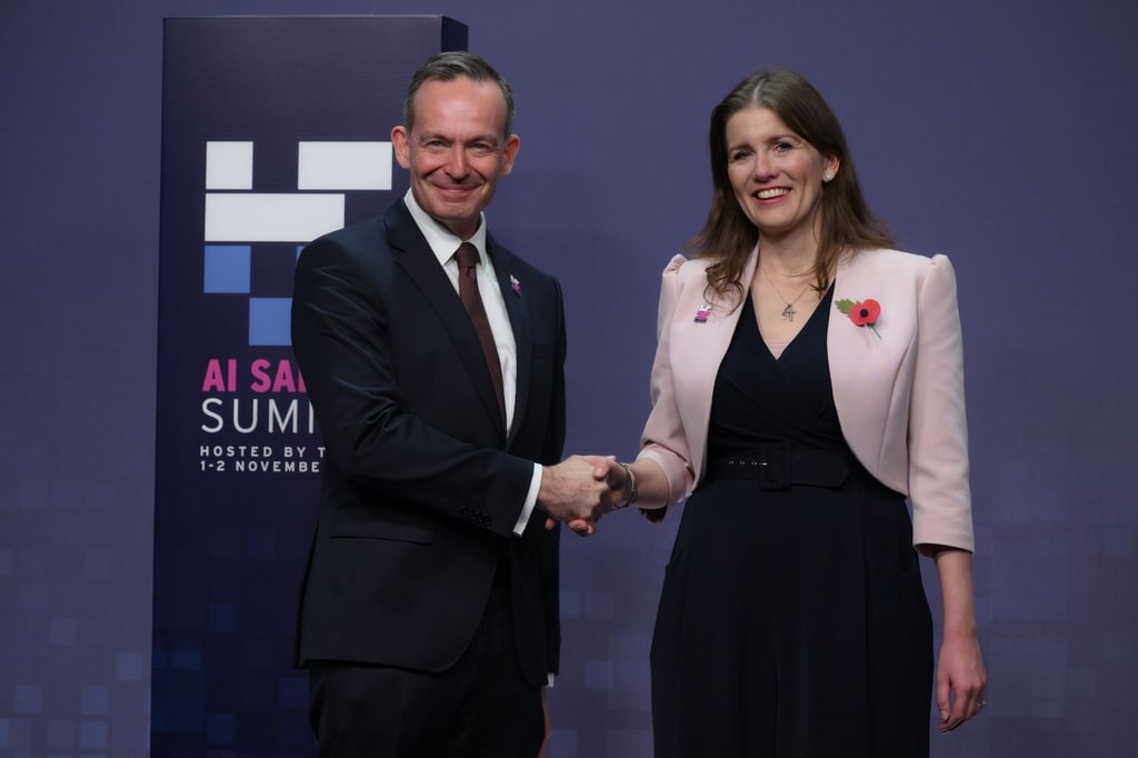 Die britische Technologieministerin Michelle Donelan (r) begrüßt Volker Wissing (FDP), Minister für Digitales und Verkehr, auf dem KI-Sicherheitsgipfel.