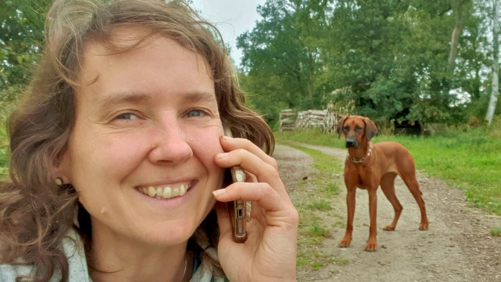Ramona Geitner lächelnd am Handy. Die Natterheiderin hat schon mal am „Lachtelefon“ ausgeholfen.