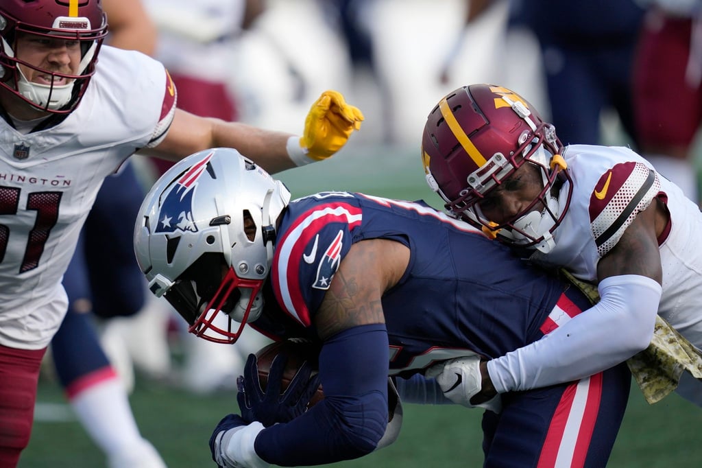 Die Patriots um Running Back Ezekiel Elliott (M) kassierten bereits die siebte Niederlage.