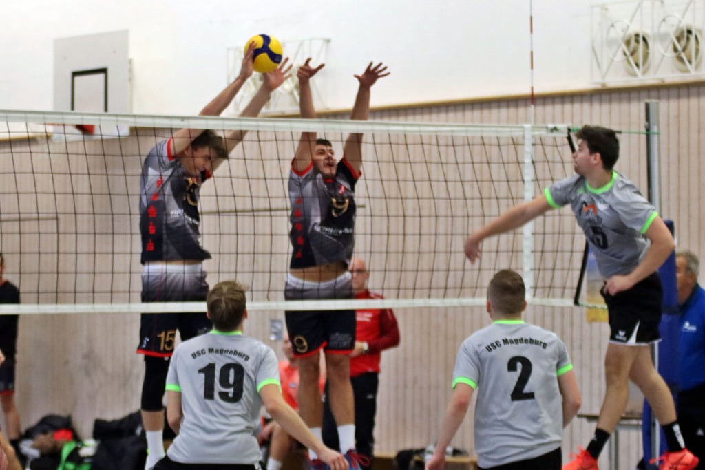 Ballenstedts Block mit Clemens Feger (rechts) und Hannes Pawlik steht in dieser Szene.