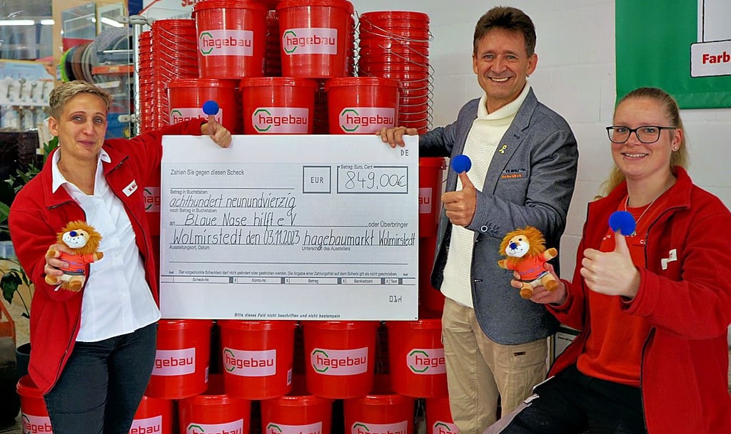Hagebau-Leiterin Melanie Malz (l.) und Mitarbeiterin Cindy Lippert überreichen Blaue-Nase-Vorsitzenden Roger Altenburg die Spenden.
