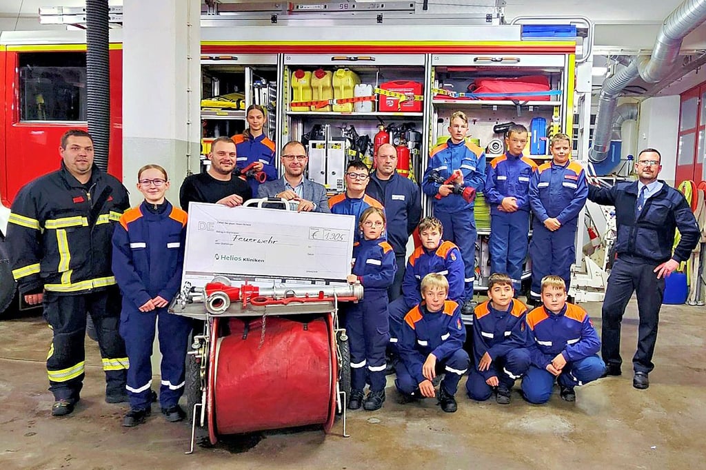 Über eine Spende von mehr als 1900 Euro vom Krankenhausbetreiber Helios durfte sich die Jugendfeuerwehr in Burg freuen.