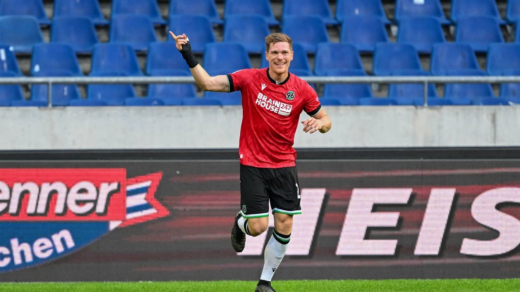 Marcel Halstenberg jubelt nach seinem Tor zum 2:0.