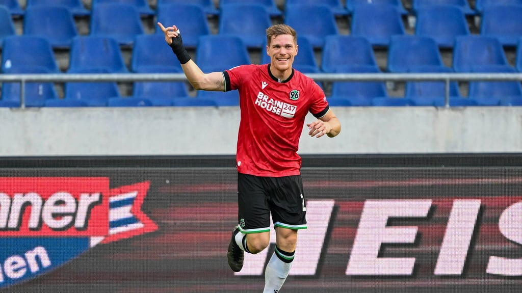 Marcel Halstenberg jubelt nach seinem Tor zum 2:0.