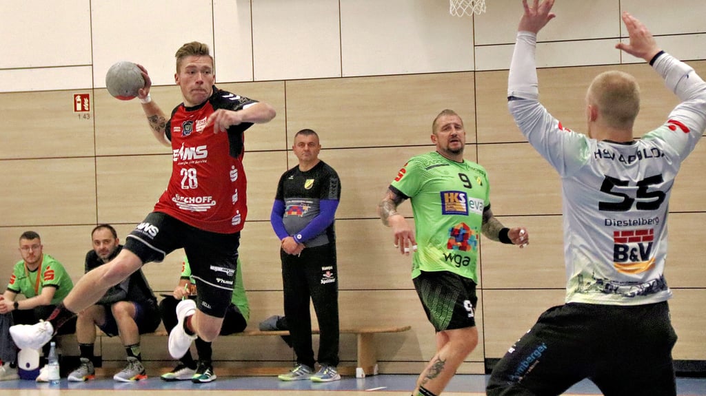 Nicht nur durch seine Torgefahr war Tommes Vehse (am Ball) einer der auffälligsten Spieler beim HV Rot-Weiss Staßfurt gegen Apolda.