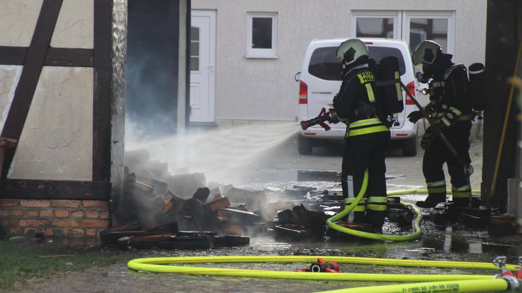 Auf einem Gestüt in Halle-Reideburg ist ein Brand ausgebrochen.
