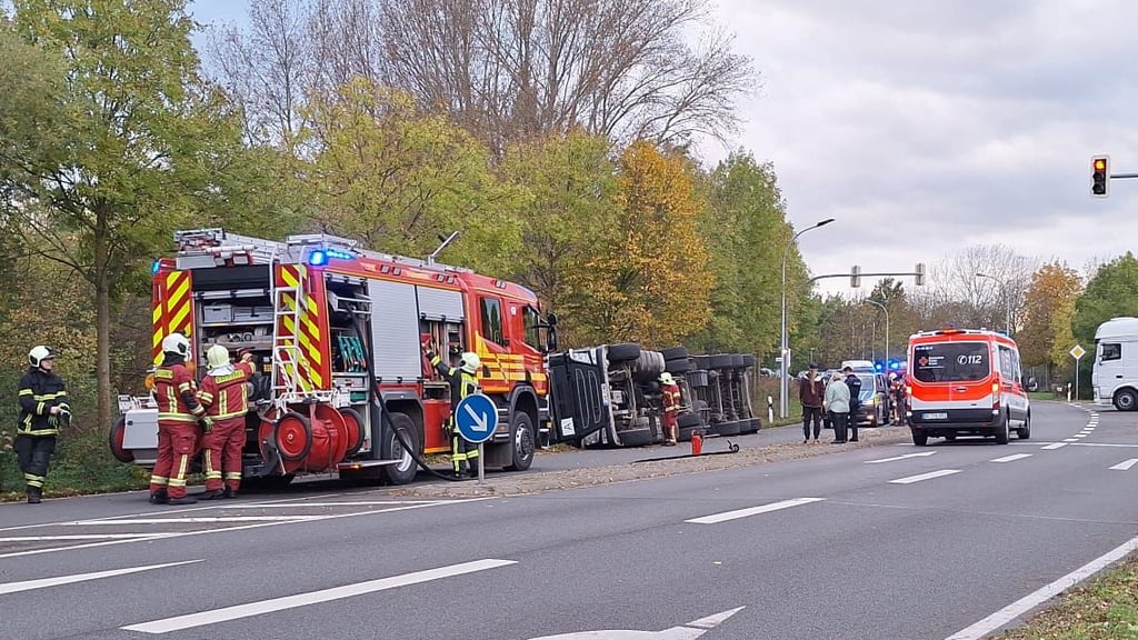 Ein Lkw ist in Dessau von der Straße abgekommen.