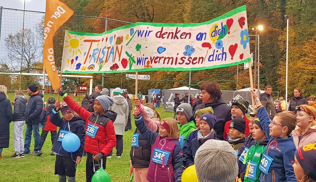 Mitschüler und Lehrer von der Sebastian-Kneipp-Grundschule Saubach grüßten Tristan mit einem selbstgemalten Banner.
