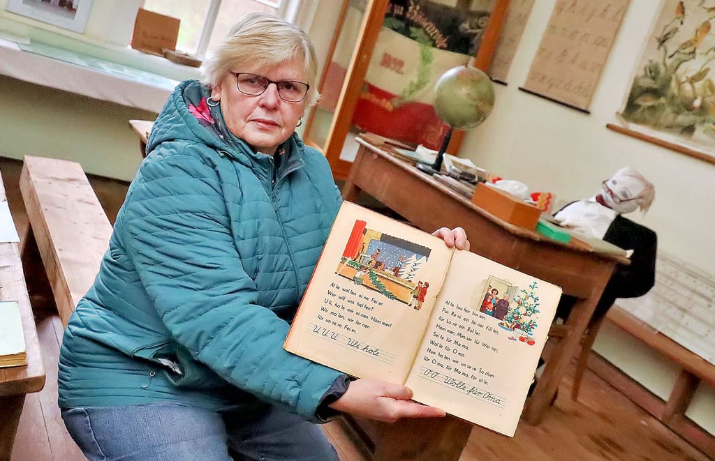 Belinda Hesse mit ihrer Fibel im Heimat- und Schulmuseum. Bis zur 750-Jahrfeier von Bösenrode wird das Schulmuseum komplett erneruert.