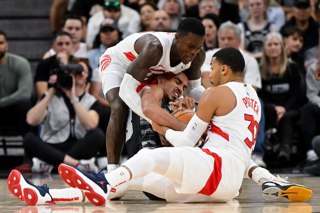 Siegte mit den Raptors gegen die San Antonio Spurs: Dennis Schröder (l).