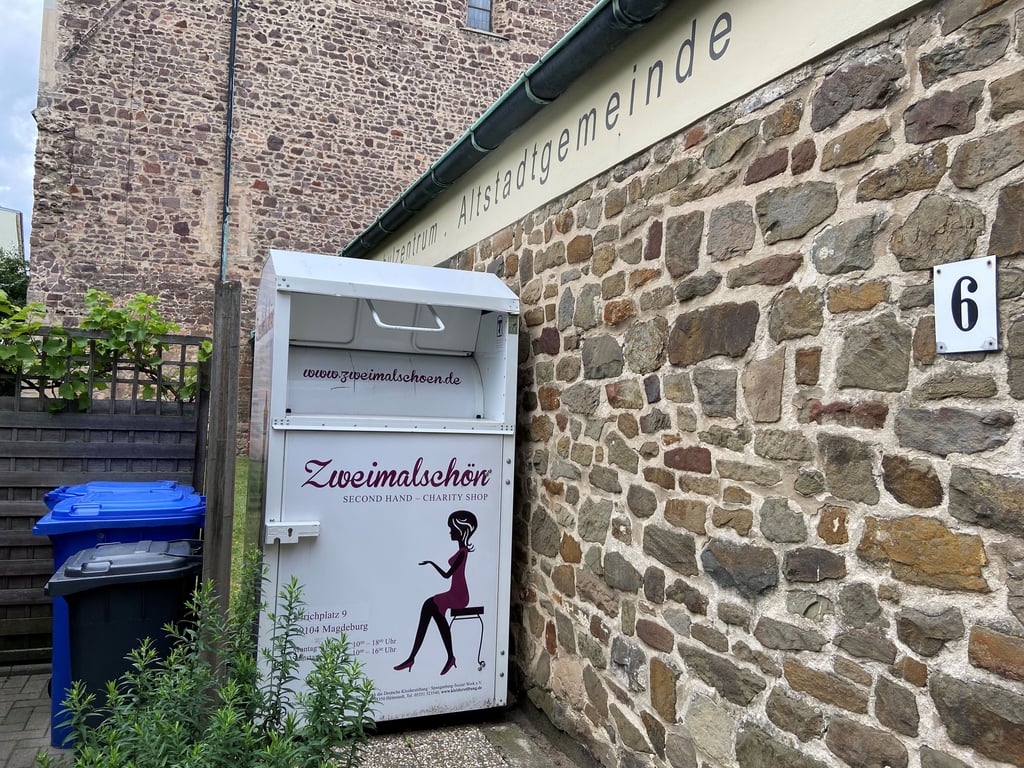 Auch ein Secondhandladen hat Container in Magdeburg aufgestellt.