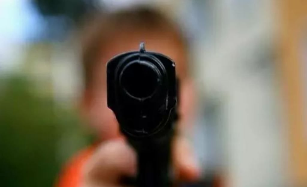 Mit einer Pistole hat ein Mann in Osterburg in der Altmark auf vorbeifahrende Autos gezielt. Symbolbild: