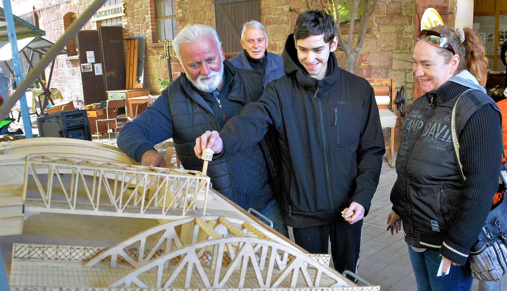 Frank Larisch hat das Holzmodell über die historische Entwicklung der Bernburger Marktbrücke an Felix und Steffi Werner verkauft.