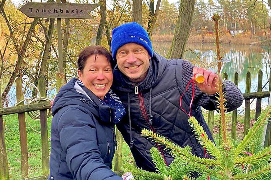 Beim Weihnachtstauchen am 2. Dezember in Pretzien wird natürlich auch ein Weihnachtsbaum auf dem Grund des Steinbruchsees aufgestellt. Außerdem lockt ein Wintermarkt.