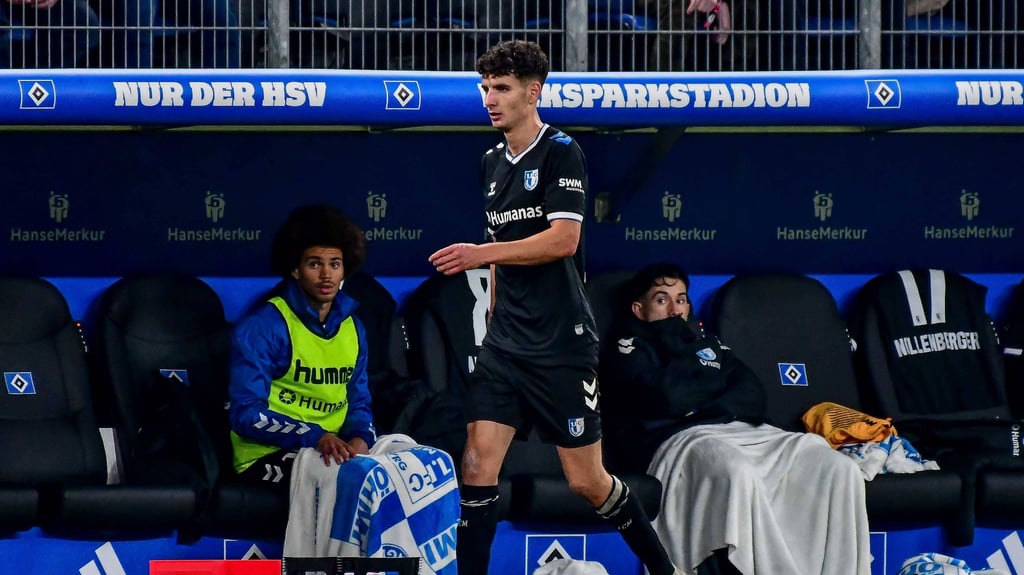 Daniel Elfadli vom 1. FC Magdeburg verlässt nach seiner Roten Karte den Platz in Hamburg. Nun steht das Strafmaß seiner Sperre fest.