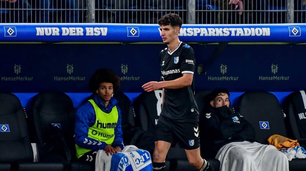 Daniel Elfadli vom 1. FC Magdeburg verlässt nach seiner Roten Karte den Platz in Hamburg. Nun steht das Strafmaß seiner Sperre fest.