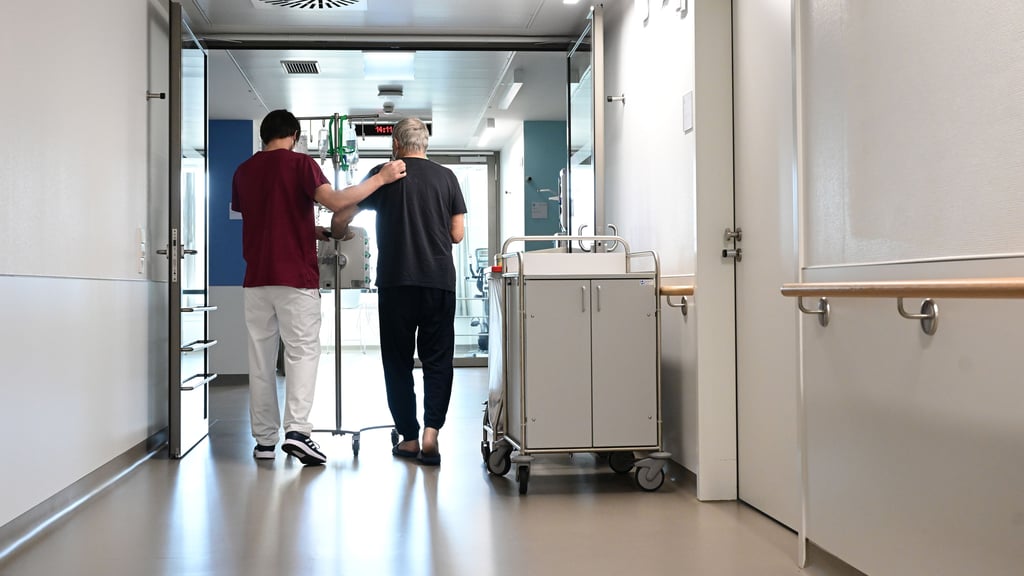Landespolitiker in Sachsen-Anhalt fordern mehr Krankenhaus-Kooperationen, um gegen Finanz- und Personalnot anzugehen.