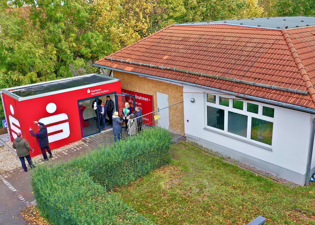 Der Pavillon mit der Selbstbedienungstechnik steht vor dem Filialgebäude, das im nächsten Jahr wiedereröffnet werden soll.