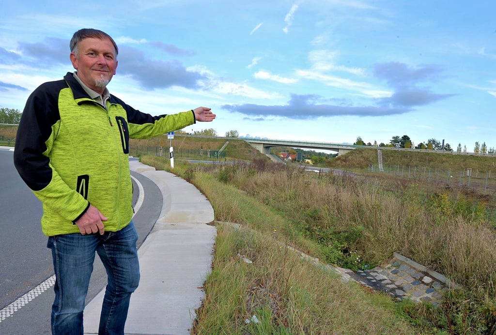 Am Kreisverkehr verläuft der geplante Radweg ein Stück über Naturausgleichsfläche, wie der Theißener Ortsbürgermeister Thomas Ham der MZ vor Ort zeigte.