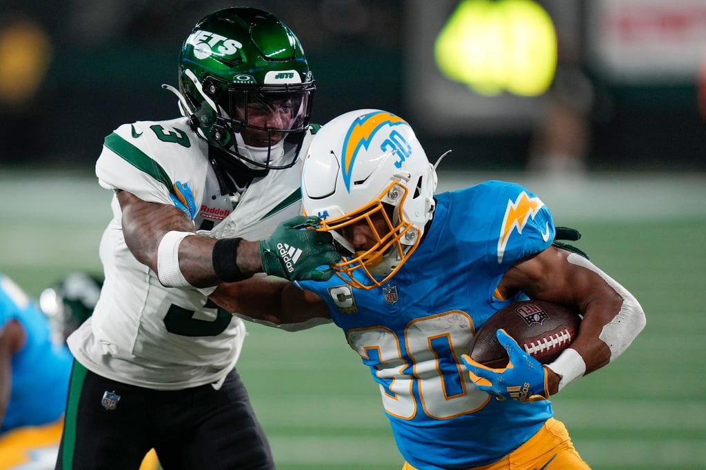 Austin Ekeler (r) von den Los Angeles Chargers behauptet den Football gegen New Yorks Jordan Whitehead.
