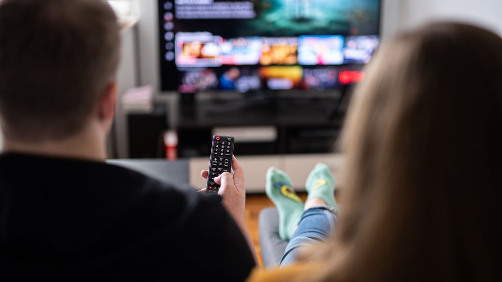 Vermieter von Hausgemeinschaften dürfen das Kabelfernsehen ab Juli 2024 nicht mehr über die Mietnebenkosten abrechnen. Mieter brauchen dann eigene Verträge fürs Kabel-TV - Was das genau bedeutet.