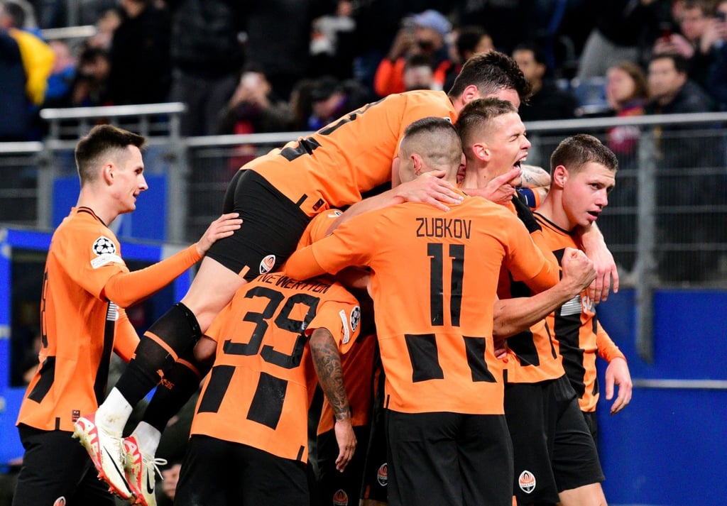 Überraschend setzte sich Donezk im Hamburger Volksparkstadion gegen den FC Barcelona durch.