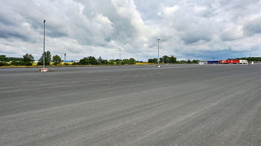 Asphalt, so weit das Auge reicht. Unter einer versiegelten Fläche, wie dieser hier in Brandenburg, lebt nichts mehr.