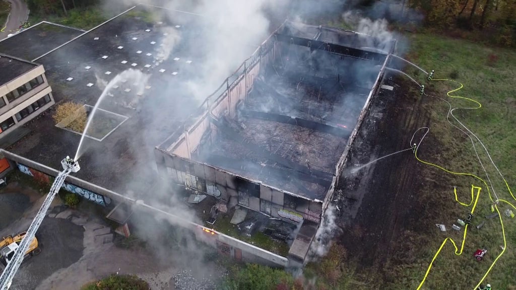 Einsatzkräfte der Feuerwehr bei Löscharbeiten an der brennenden Turnhalle in Wennigsen.