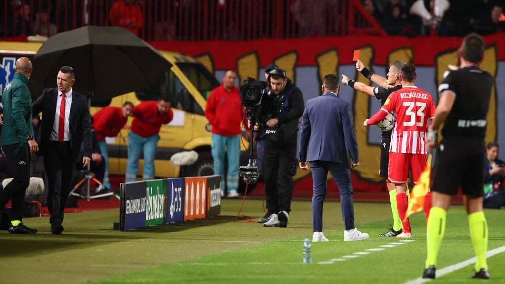 Rote Karte gegen Rote