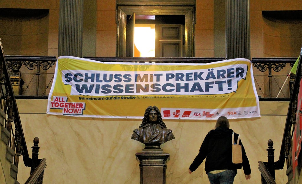 Vor der Aula im Löwengebäude in Halle war am Dienstag dieses Banner gespannt.