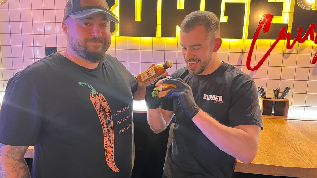 Boyan Parnev (links) und Eduard Hochhalter haben sich die Chili-Burger-Challenge in Magdeburg ausgedacht.