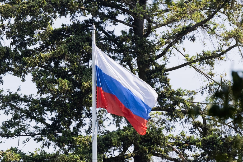 Russische Athleten bleiben von FIS-Wettbewerben weiter ausgeschlossen.