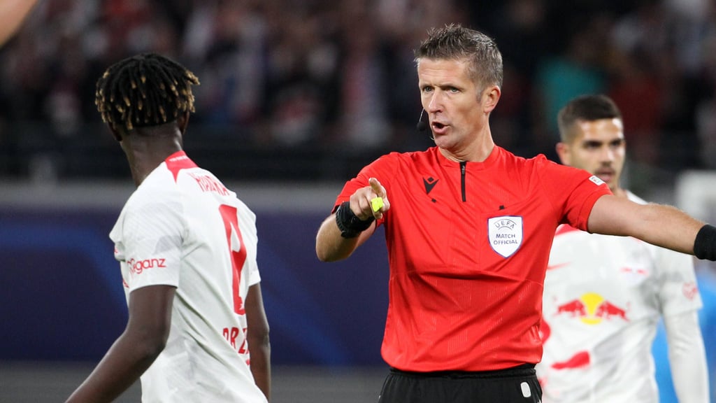 Daniele Orsato pfeift RB gegen Belgrad.