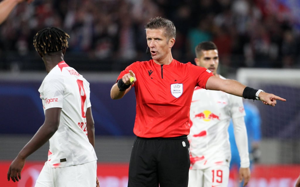 Daniele Orsato pfeift RB gegen Belgrad.