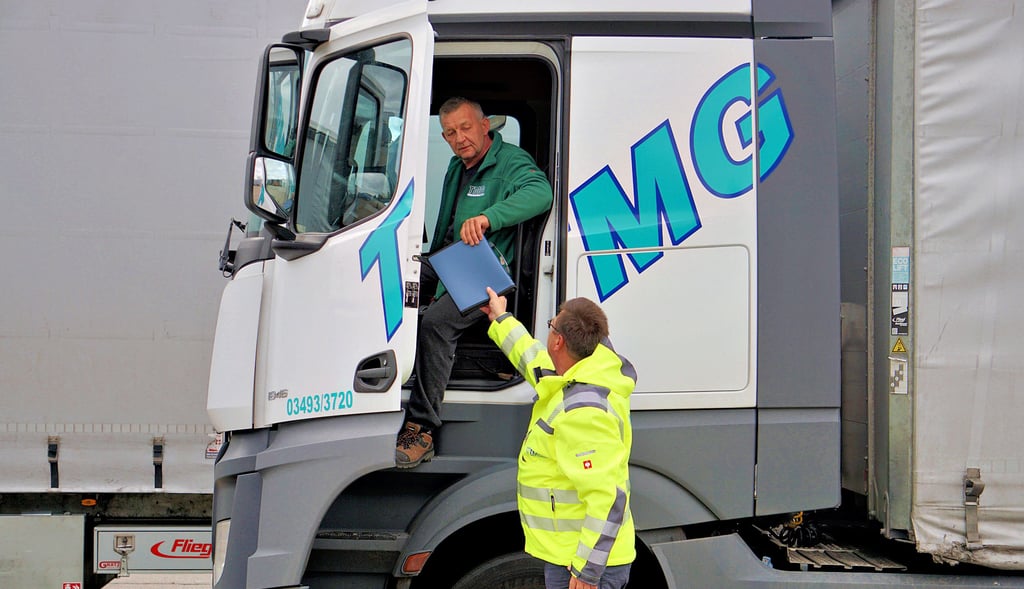 TMG-Vertriebs- und Projektleiter Torsten Sohr (r.) gibt einem seiner Lkw-Fahrer seinen nächsten Auftrag. Doch wie lange rollt das Geschäft noch?